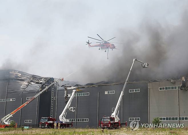 진화작업 하는 소방헬기 (이천=연합뉴스) 홍기원 기자 = 13일 경기도 이천시 부발읍 소재 대형 물류창고에서 불이 나 소방헬기가 진화작업을 하고 있다. 2025.5.13 xanadu@yna.co.kr