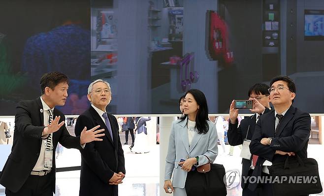 유인촌 장관, 오사카 엑스포 한국관 관람 (서울=연합뉴스) 유인촌 문화체육관광부 장관이 13일 '2025 오사카·간사이 세계 박람회 한국의 날'을 맞아 일본 오사카 유메시마 엑스포장 한국관을 찾아 전시를 둘러보고 있다. 2025.5.13 [문화체육관광부 제공. 재판매 및 DB 금지] photo@yna.co.kr