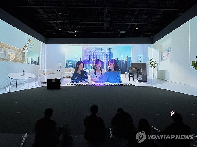 오사카엑스포 한국관 전시 공개 (오사카=연합뉴스) 박상현 특파원 = 일본 오사카·간사이 만국박람회(오사카 엑스포)가 개막한 13일 한국관 전시가 공개되고 있다. 한국관 전시 주제는 '마음을 모아'이다. 2025.4.13 psh59@yna.co.kr