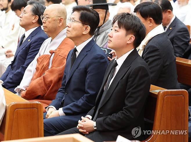 이준석 후보(맨 오른쪽)와 김문수 후보(맨 오른쪽 두 번째) [연합뉴스 자료사진]