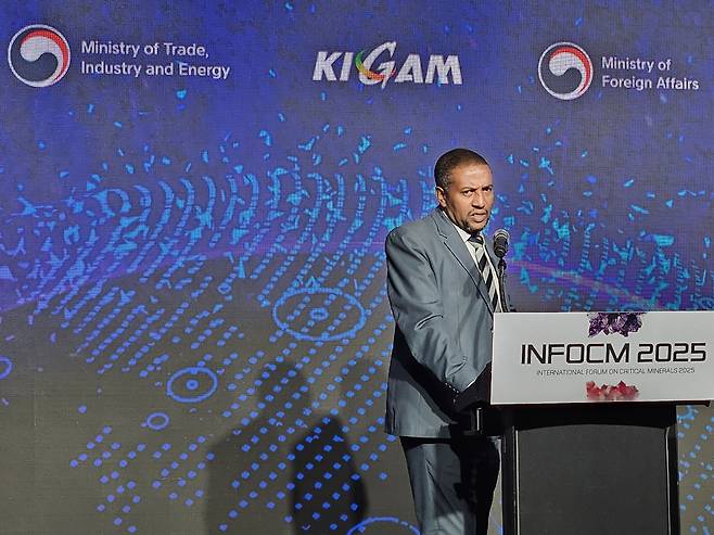 '아프리카 핵심광물 현황' 기조강연하는 에티오피아 도시인프라부 국장 (서울=연합뉴스) 성도현 기자 = 아만 아세파 센베토 에티오피아 도시인프라부 정책 담당 국장이 13일 서울 영등포구 콘래드서울호텔에서 열린 '2025 핵심광물 국제포럼'에서 '아프리카 핵심광물 현황'을 주제로 기조강연을 하고 있다. 2025.5.13 raphael@yna.co.kr