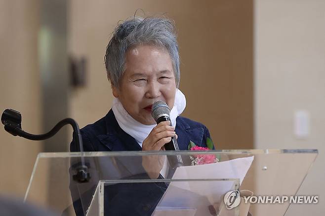 마이크 잡은 박정자 (서울=연합뉴스) 강민지 기자 = 배우 박정자가 13일 오후 서울 중구 국립극장에서 열린 연극인 故 김동원 흉상 제막식에서 김동원 약력 및 상훈보고를 하고 있다.   2024.5.13 mjkang@yna.co.kr