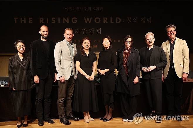 창작 오페라 '더 라이징 월드: 물의 정령' (서울=연합뉴스) 강민지 기자 = 13일 서울 서초구 예술의전당에서 열린 창작 오페라 '더 라이징 월드(The Rising World): 물의 정령' 기자간담회에서 참석자들이 기념촬영을 하고 있다. 왼쪽부터 서고우니 예술의전당 공연예술본부장, 베이스바리톤 애슐리 리치, 테너 로빈 트리츌러, 소프라노 황수미, 메조소프라노 김정미, 작곡가 메리 핀스터러, 연출가 스티븐 카르, 지휘자 스티븐 오즈굿.
  2025.5.13 mjkang@yna.co.kr