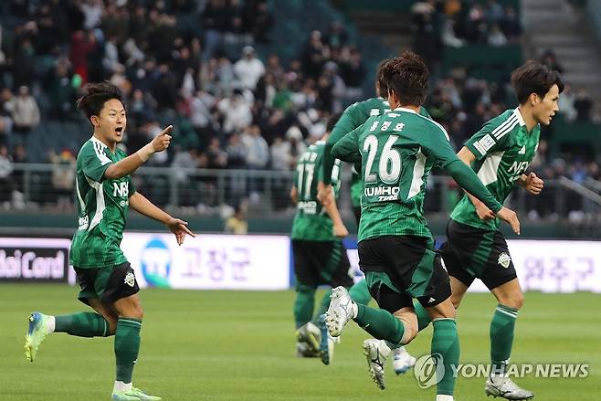 기뻐하는 이승우 (전주=연합뉴스) 나보배 기자 = 13일 전북 전주월드컵경기장에서 열린 하나은행 K리그1 2025 전북 현대와 제주 SK의 경기. 후반전에서 전북 콤파뇨가 동점 골을 넣은 뒤 이승우가 기뻐하고 있다. 2025.4.13 warm@yna.co.kr