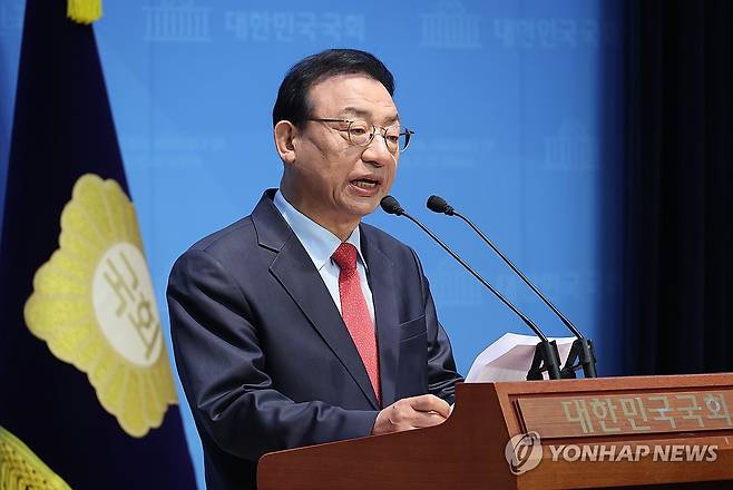 국민의힘 이정현 전 의원 (서울=연합뉴스) 박동주 기자 = 지난 4월8일 이정현 전 새누리당(국민의힘 전신) 대표가 8일 서울 여의도 국회 소통관에서 대선 출마 선언을 하고 있다. 2025.4.8 pdj6635@yna.co.kr