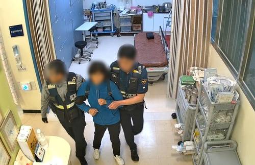의료진 흉기 위협해 현행범 체포되는 환자 [독자 제공. 재판매 및 DB 금지]