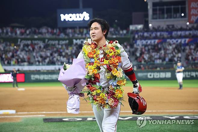 SSG 최정, KBO 리그 최초 500홈런 (인천=연합뉴스) 임순석 기자 = 13일 인천 SSG랜더스필드에서 열린 프로야구 2025 신한 SOL 뱅크 KBO리그 NC 다이노스와 SSG 랜더스의 경기. KBO 리그 최초 통산 500홈런을 친 SSG 최정이 꽃다발을 든 채 이동하고 있다. 2025.5.13 soonseok02@yna.co.kr