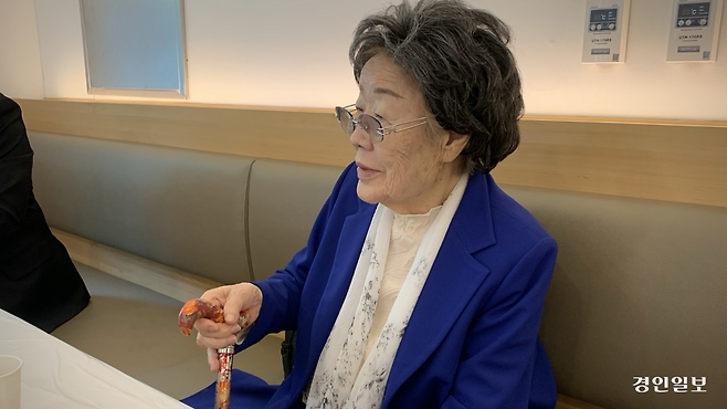 13일 오전 용인시 쉴낙원 장례식장에서 고(故) 이옥선 할머니의 빈소를 지키며 기억을 떠올리고 있는 일본군 위안부 피해 생존자 이용수 할머니. 2025.5.13 /유혜연기자 pi@kyeongin.com