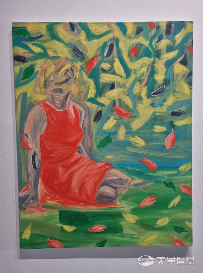 함미나 작가의 작품 '헬리오가발루스의 장미 드레스'. 이준도기자