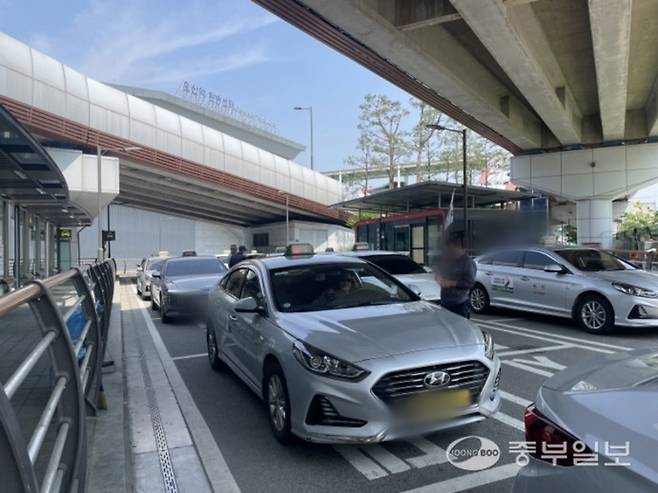 13일 오전 오산역환승센터에 택시들이 손님을 기다리고 있다. 김이래 기자