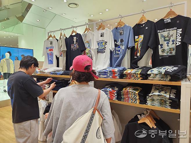 14일 타임빌라스 수원 유니클로 매장에서 고객들이 여름 의류를 고르고 있다. 이보현 기자