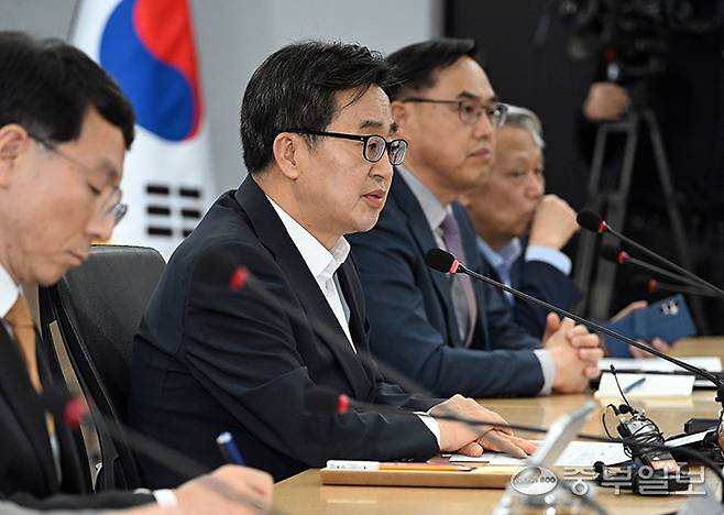 김동연 경기도지사가 29일 오후 수원시 영통구 경기도청에서 진행된 도정점검회의에서 모두발언을 하고 있다. 임채운기자