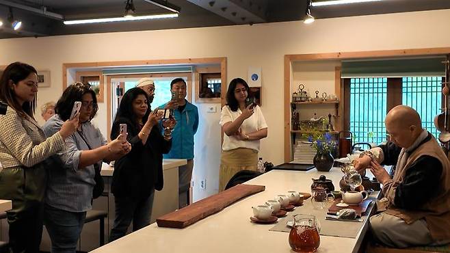 백양사에서 열린 사찰 음식 팸투어에 참여한 정관스님과 인도 여행업계와 미디어 관계자들.