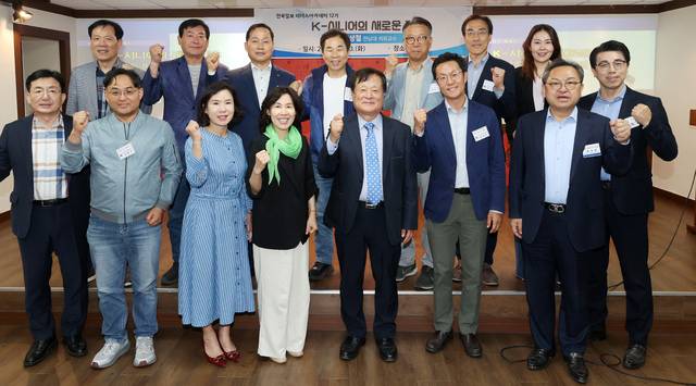 지난 13일 전북일보사 2층 우석대 공자아카데미 중국문화관 화하관에서 열린 전북일보 리더스 아카데미 제12기 1학기 7강에서 박상철 전남대 석좌교수와 원우들이 기념촬영을 하고 있다. 조현욱 기자