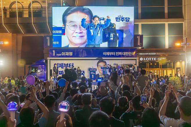 더불어민주당 이재명 대통령 후보가 제21대 대통령 선거 공식 선거운동 둘째 날인 13일 울산을 찾아 남구 롯데백화점 광장에서 유세를 하고 있다. 최지원 기자