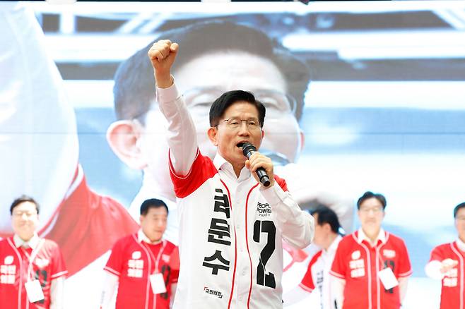 국민의힘 김문수 대통령 후보가 제21대 대통령 선거 공식 선거운동 둘째 날인 13일 울산을 찾아 중구 뉴코아아울렛 앞 무대에 올라 시민들에게 지지를 호소하고 있다. 이수화 기자
