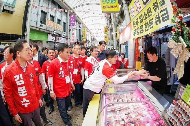 국민의힘 김문수 대통령 후보가 제21대 대통령 선거 공식 선거운동 둘째 날인 13일 울산을 찾아 중구 뉴코아아울렛 앞에서 유세를 가진 후 중앙전통시장을 돌며 상인들을 격려하고 있다. 이수화 기자