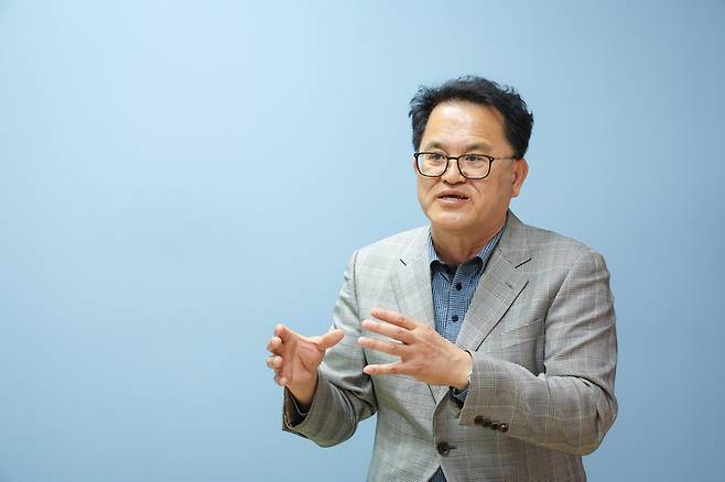 울산 학성고등학교 박봉철 진로진학부장교사가 본지와 인터뷰를 통해 학생들의 자기주도학습의 중요성과 학교 현장에서의 활용 과정 등에 이야기하고 있다. 이수화 기자