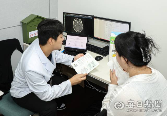 24일 대구 계명대학교 성서동산병원에서 김경수 장기 구득 코디네이터가 기증자 유족과 상담을 하고 있다. 안성완 기자 asw0727@imaeil.com