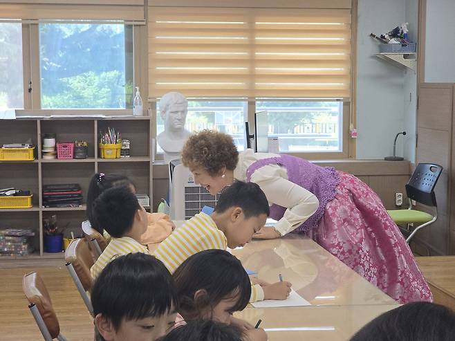 이영미 작가가 아이들의 눈 높이에 맞춰 글쓰기 교육을 하고 있다. /청도교육지원청 제공