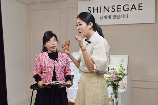 이대명과를 소개하는 신세계백화점 센텀시티 '신백 라이브’. 신세계 센텀시티 제공