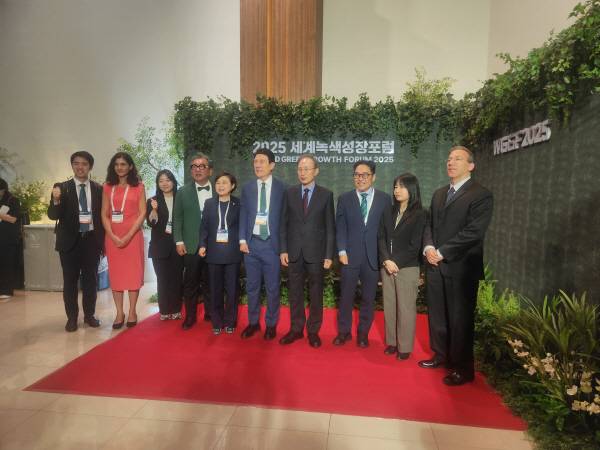 이명박 전 대통령이 14일 오전 포항 라한호텔에서 열린 '2025 세계녹색성장포럼'에 참석해 이강덕 포항시장 등 관계자들과 기념촬영을 하고 있다.