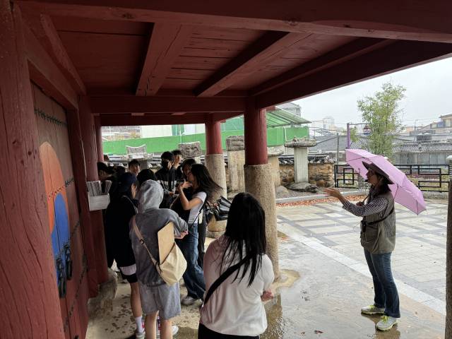 창원 사파중학교 학생들이 마을 해설사와 창원향교를 둘러보고 있다.