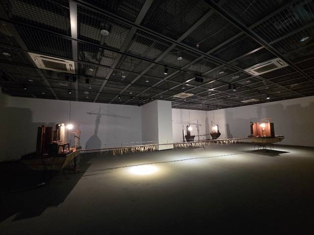 대구수창청춘맨션에서 열리고 있는 전시회 「불꽃에서 피어난 정원」 장면. 권예인 인턴