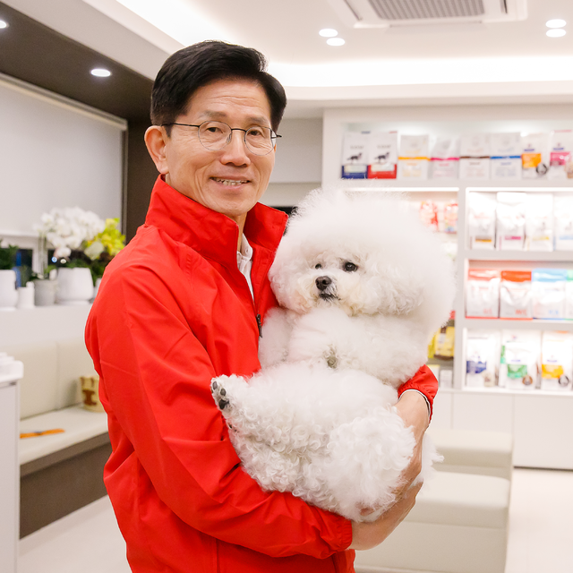 김문수 대선후보가 대구의 한 반려동물 전문 병원을 방문해 유기견과 반려동물 보호 현장을 살펴보고 있다.