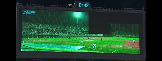 지난 13일 삼성 라이온즈와 KT 위즈의 맞대결이 펼쳐진 포항야구장. 6회 말 비디오판독 도중 이를 송출하던 전광판 절반 가량이 꺼지는 상황이 벌어졌다. 독자 제공