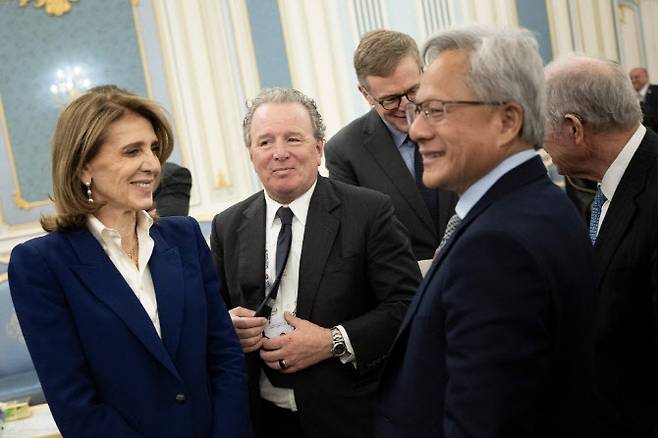 루스 포랫 알파벳 최고 투자 책임자(CIO·왼쪽)와 젠슨 황 엔비디아 CEO(오른쪽)가 13일(현지시간) 리야드의 왕궁에서 사우디 왕세자와의 회담을 기다리고 있다. (사진=AFP)