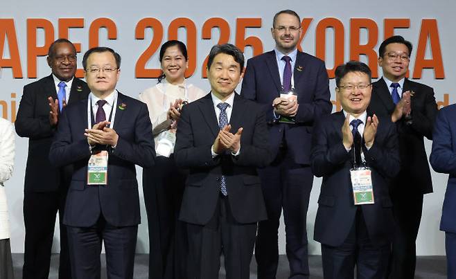 이주호 대통령 권한대행 부총리 겸 교육부 장관이 14일 제주도 서귀포시 제주국제컨벤션센터에서 열린 제7차 아시아태평양경제협력체(APEC) 교육장관회의 총회 개회식에서 참석자들과 박수치고 있다. (사진=뉴시스)