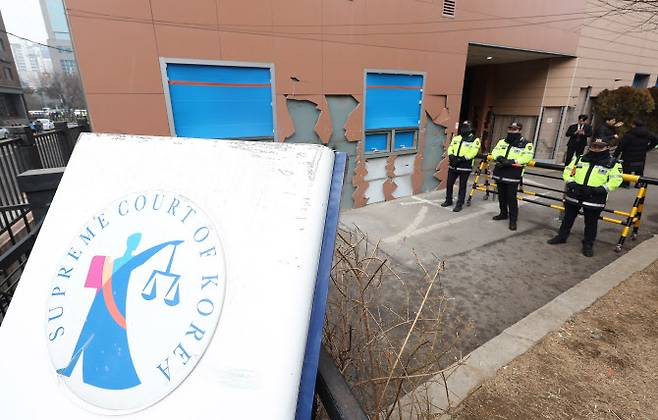 지난 1월 20일 오전 서울서부지방법원에서 철제 간판이 훼손돼 외벽에 기대어져 있다. (사진=연합뉴스)