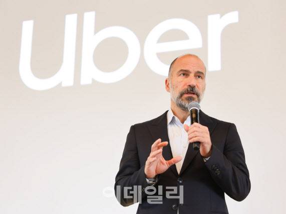다라 코스로샤히 우버 글로벌 최고경영자(CEO)가 지난해 8월 30일 서울 중구 더플라자 호텔에서 방한 기념 미디어 세션을 열고 한국 시장 사업에 대해 발표하고 있다.(사진=우버)