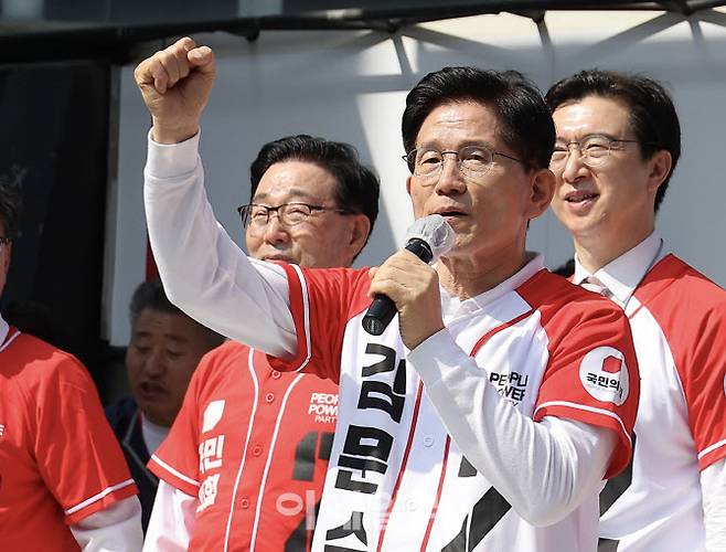 [이데일리 노진환 기자] 김문수 국민의힘 대선후보가 14일 오전 경남 진주시 진주대로 광미사거리에서 열린 선거유세에서 지지를 호소하고 있다.