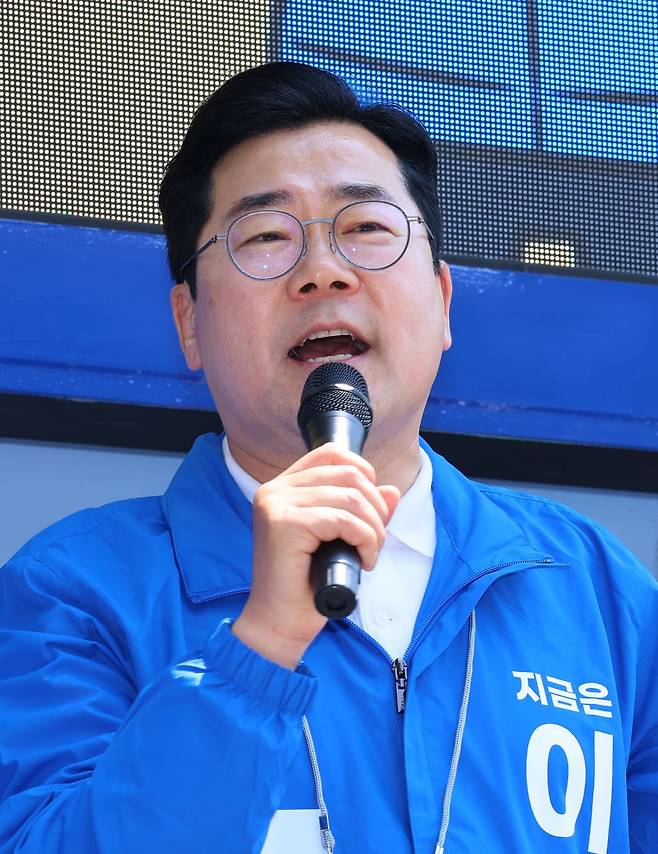 더불어민주당 박찬대 상임 총괄선대위원장이 6·3 대통령선거 공식 선거운동 첫날인 12일 인천 중구 답동성당 앞 사거리에서 시민들에게 이재명 대선 후보 지지를 호소하고 있다. 2025.5.12 / 연합뉴스