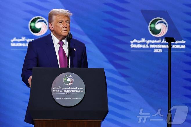 도널드 트럼프 미국 대통령이 13일(현지시간) 사우디아리비아 리야드에서 열린 투자포럼에서 연설하고 있다. 2025.05.13 ⓒ 로이터=뉴스1