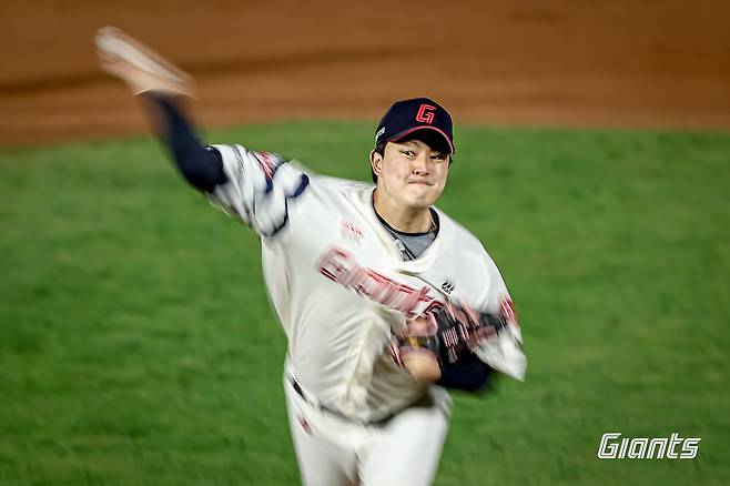 롯데 자이언츠 마무리 투수 김원중은 6시즌 연속 두 자릿수 세이브를 기록했다. (롯데 자이언츠 제공)