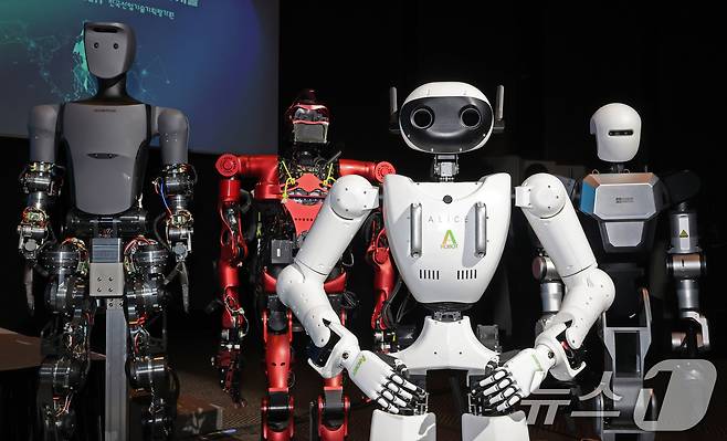 4월 10일 오후 서울 중구 플라자호텔에서 열린 K-휴머노이드 연합 출범식에 전시된 휴머노이드 로봇. 왼쪽부터 로브로스, 블루로빈, 에이로봇, 레인보우로보틱스의 휴머노이드. 2025.4.10/뉴스1 ⓒ News1 장수영 기자