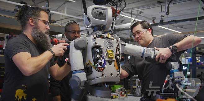 현대차그룹 로봇 전문 계열사 보스턴 다이내믹스가 3월 5일(현지시각) 생산 현장 투입을 앞두고 있는 휴머노이드 로봇 ‘올 뉴 아틀라스(All new Atlas)'의 AI 학습과정 영상을 공개했다. 보스턴 다이내믹스는 올 연말 현대차그룹 생산거점에서 아틀라스의 시범 적용을 시작으로 다양한 현장에서 테스트를 진행할 계획이다. (Pick, Carry, Place, Repeat | Inside the Lab with Atlas 영상 캡쳐. 현대차그룹 제공. 재판매 및 DB 금지) 2025.3.9/뉴스1