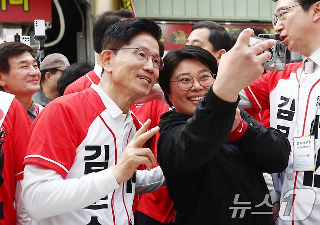 김문수 국민의힘 대통령 후보가 14일 오전 경남 진주시 진주중앙시장을 방문해 시민들과 사진을 찍고 있다. 2025.5.14/뉴스1 ⓒ News1 김민지 기자