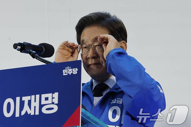 이재명 더불어민주당 대통령 후보가 대표적 험지인 대구·경북(TK) 지역 유세에 돌입한 13일 오후 울산 남구 롯데백화점 광장을 찾아 유세를 하던 중 안경을 고쳐쓰고 있다. 2025.5.13/뉴스1 ⓒ News1 안은나 기자