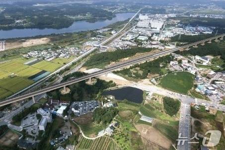 충북선 철도 고속화 사업 충주 도심 구간 지중화가 대선 공약에 반영될지 주목된다. 사진은 고가철도가 설치된 그래픽.(비대위 제공. 재판매 및 DB금지)/뉴스1