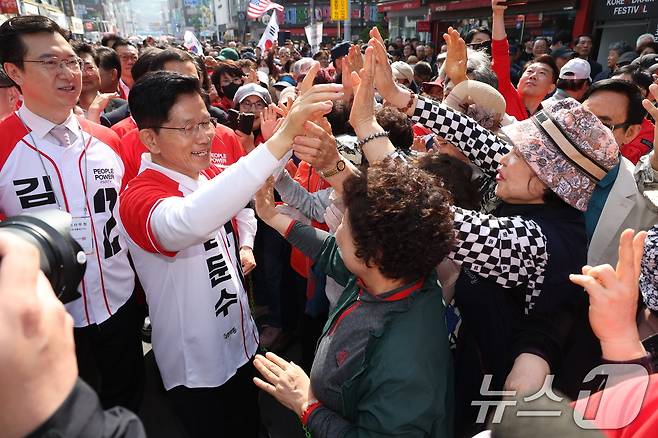 김문수 국민의힘 대통령 후보가 14일 경남 진주중앙시장에서 유세를 하기 전 지지자들과 인사를 하고 있다. (공동취재) 2025.5.14/뉴스1 ⓒ News1 김민지 기자