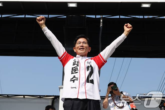 김문수 국민의힘 대선 후보가 14일 경남 진주 광미사거리 일대에서 유세를 하고 있다. (공동취재) 2025.5.14/뉴스1 ⓒ News1 김민지 기자