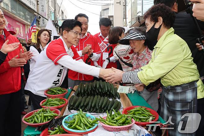 김문수 국민의힘 대통령 후보가 14일 오전 경남 진주시 진주중앙시장을 방문해 유권자들에게 지지를 호소하고 있다. (공동취재) 2025.5.14/뉴스1 ⓒ News1 김민지 기자