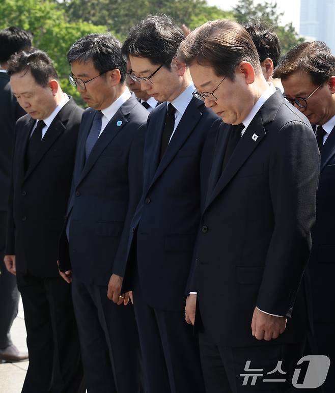 이재명 더불어민주당 대통령 후보가 14일 오전 부산 남구 유엔기념공원을 방문해 참배하고 있다.(공동취재) 2025.5.14/뉴스1 ⓒ News1 안은나 기자