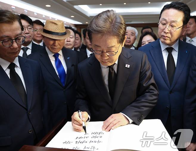 더불어민주당 이재명 대통령 후보가 14일 부산시 남구 유엔기념공원을 찾아 참배를 마친 뒤 방명록을 남기고 있다. 이 후보는 "함께 사는 세상, 자유와 평화를 위한 고귀한 희생을 영원히 기억하겠습니다＂라고 적었다. (공동취재) 2025.5.14/뉴스1 ⓒ News1 안은나 기자