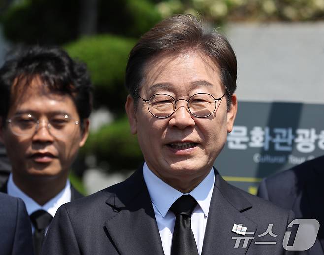 이재명 더불어민주당 대통령 후보가 14일 오전 부산 남구 유엔기념공원을 방문해 참배 후 취재진 질문에 답하고 있다. (공동취재) 2025.5.14/뉴스1 ⓒ News1 안은나 기자