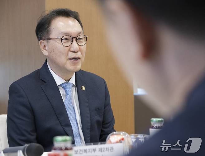 보건복지부에 따르면 박민수 제2차관은 14일 경기도 용인의 유한양행 중앙연구소를 방문해 글로벌 블록버스터 신약개발 후보 기업 관계자들을 만났다.(보건복지부 제공)
